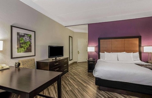 Airport North Hotel | La Quinta Orlando | Executive King | Free Shuttle & Breakfast | Pool| Near MCO