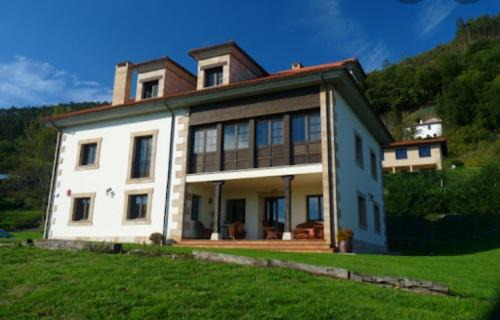 Cabranes Municipality House | La Rectoral de Valdedios.Casa rural con chimenea