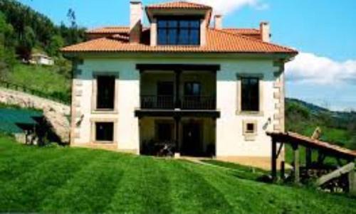Cabranes Municipality House | La Rectoral de Valdedios.Casa rural con chimenea