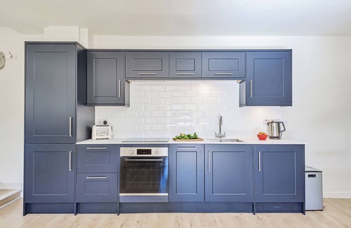 Gillingham Apartment | La Rose is the perfect romantic couple's retreat.