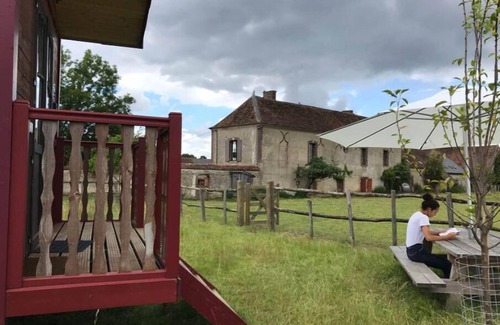 Saint-Fargeau House | La Roulotte de Jeanne - Gîte du Ferrier - La Ferme du Château