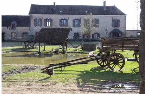Saint-Fargeau House | La Roulotte de Jeanne - Gîte du Ferrier - La Ferme du Château
