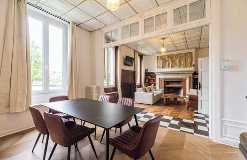 Guingamp Apartment | La Royale Jacuzzi Sauna Jardin Gare - Hôtel Lefort