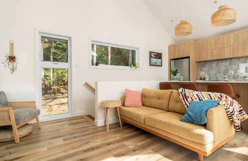 Sainte-Beatrix Apartment | La Selva - Intimate getaway & river access