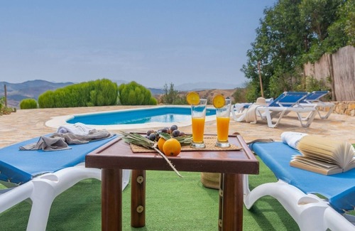 Antequera Villa | La Sombra de la Parra Antequera - La Higuera by Ruralidays