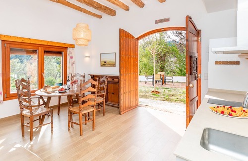 Can Ginebre Apartment | La Terraza - Spacious apartment in Masia