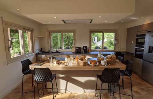 Beaune House | La Terre d'Or is ideally located on the hills of Beaune, in the heart of Burgund