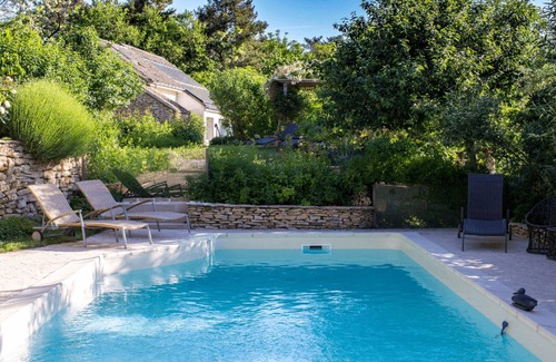 Beaune House | La Terre d'Or is ideally located on the hills of Beaune, in the heart of Burgund