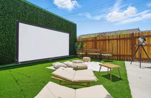 Hawthorne Apartment | La Tierra House 15 Min to Beach Movie Lounge