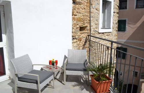 Torrazza Apartment | La Torretta di Piero con terrazzi e parcheggio privato Citra zero zero ottanta 31LST0282