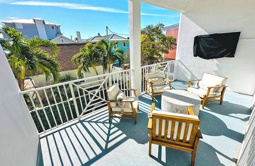 Pass-a-Grille Historic District Apartment | La Tortuga Historic Downtown Pass A Grille St Pete Beach 2