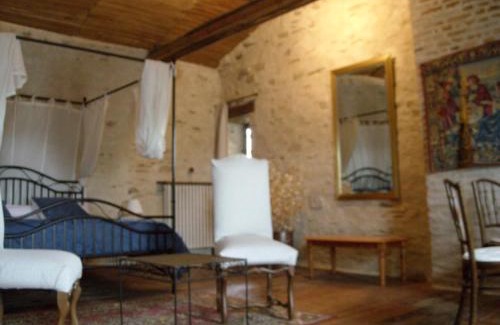 Breuil-Barret Bed & Breakfast | La Tour des Laudes