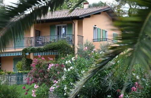 Gardone Riviera Apartment | La Verbena a fianco del Vittoriale, vista piscina, 10 minuti a piedi dal lungo lago