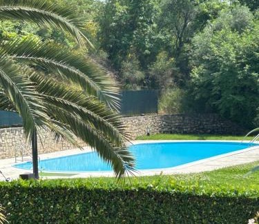 Gardone Riviera Apartment | La Verbena a fianco del Vittoriale, vista piscina, 10 minuti a piedi dal lungo lago