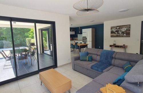 Saint-Julien-de-Peyrolas Villa | La Villa Beau Soleil