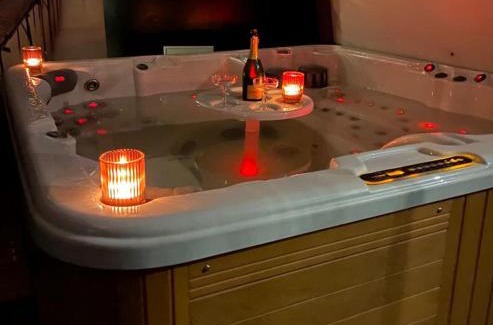 Chatelaudren Apartment | La Villa Audren Love Room Jacuzzi