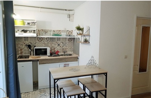 Bize-Minervois Apartment | La Villa du Menhir gites bed and breakfast