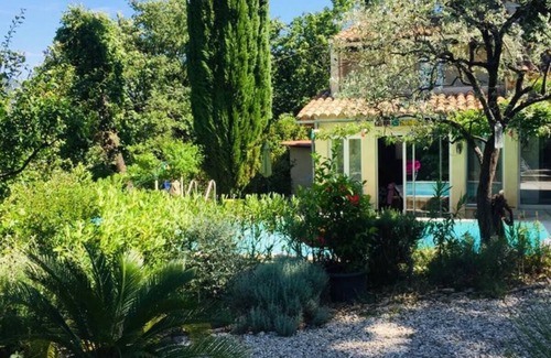 Mirabel-aux-Baronnies House | La villa Flora - bed and breakfast - Nyons