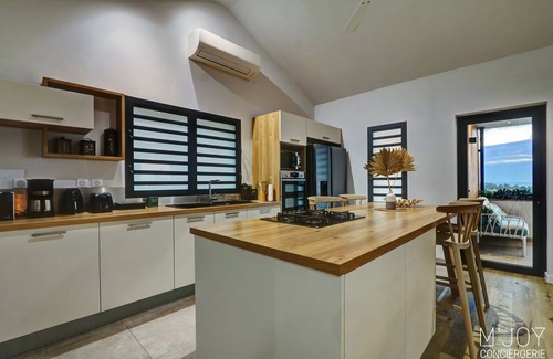 St Gilles-les-Bains Villa | La Villa Azur Saint-Gilles * - Reunion Island - Seaview, Pool, Beach & BBQ!