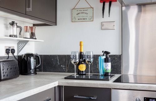 Lancing Apartment | Laburnum Apartment by the Sea with Private Garden