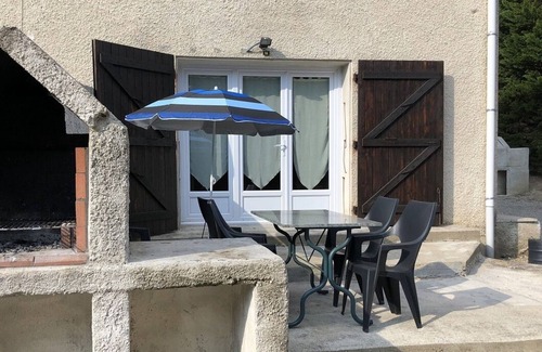 Durfort Apartment | Lac de St Ferréol, pleasant garden level with access to swimming pool