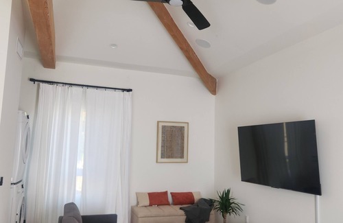 Ladera Heights Apartment | Ladera Heights Retreat, close to LAX, SOFI and the beach, centrally located.