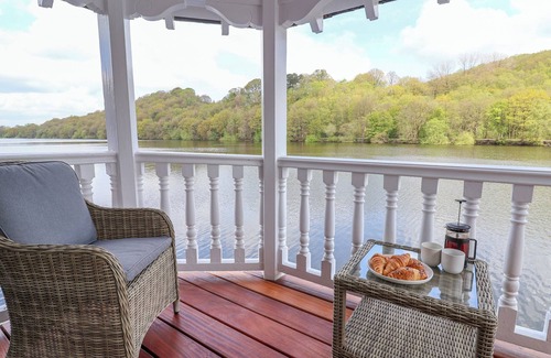 Horton Cottage | LADY OF THE LAKE, pet friendly, with hot tub in Rudyard Lake