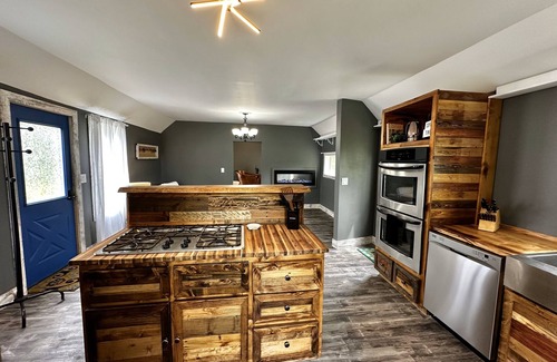 Ladysmith Cottage | Ladysmith Cozy Cottage - Copper Tub - Waterfront