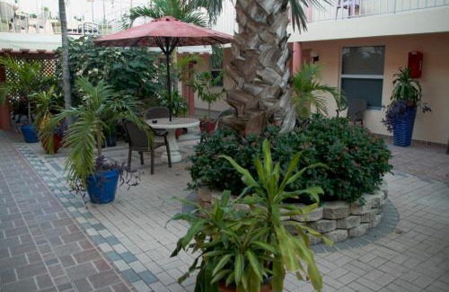 Mango Groves Hotel | Lago Mar Motel and Apartments
