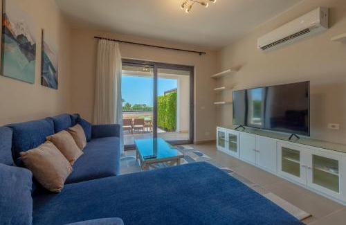 Shurtah al-Dakhlah Apartment | Lagoonfront 3BR Apartment Cyan