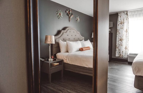 Zion House | Laid-Back Comfort w/Firepits, Books, Gym & Morning Breakfast Buffet