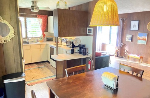 Hilo House | Laidback Island Living Close to Beach & Shopping