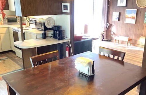Hilo House | Laidback Island Living Close to Beach & Shopping