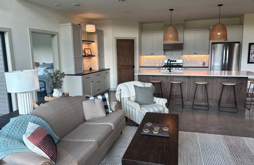 Cushing House | Lake Alexander + Sleeps 4 Families + Lakeside + Fire Pit