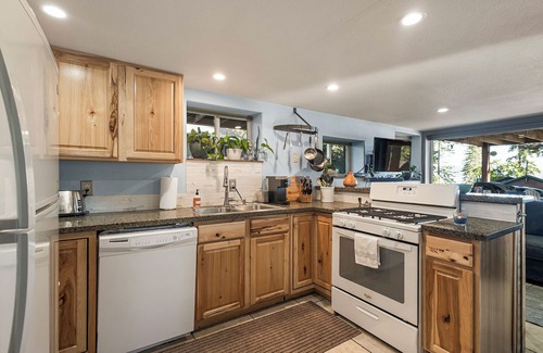Peninsula Village Cabin | Lake Almanor Escape 6: Perfect Lakeside Resort