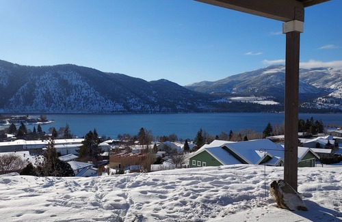 Manson House | Lake Chelan Getaway! Private hottub! Stargazing & an amazing Lake Chelan view!n