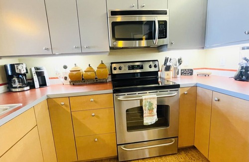 Chelan Apartment | Lake Chelan Luxury Condo - Heated Pool, Hot Tub, BBQ
