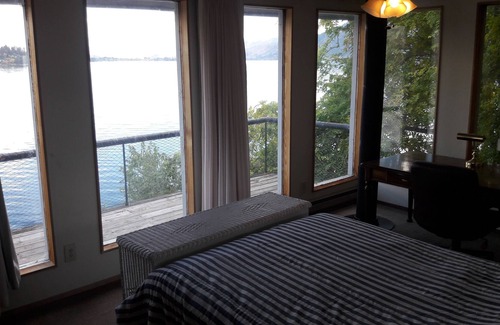 Manson House | Lake Chelan Private Waterfront Home, Exclusive Docks & Moorage. Pets Welcome.