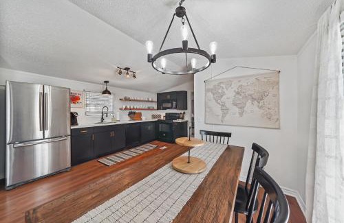 Willis House | Lake Conroe 3BR Boat Ramp Access BBQ Sleeps 8