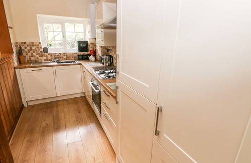 Llys Y Fran Cottage | Lake Cottage