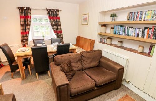 Llys Y Fran House | Lake Cottage