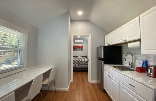 New Fairfield Cottage | Lake Cottage, Kayaks, FirePit, Grill & Deck, 1 hour & 15 Minutes to NYC!