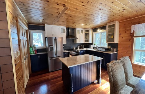 North Frontenac Cottage | Lake Cottage/North Frontenac/All Season Getaway!