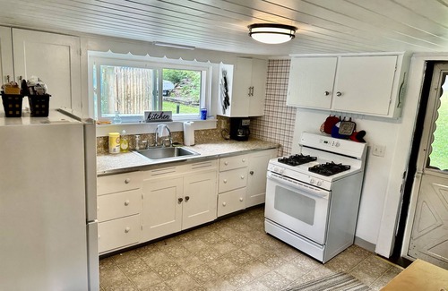 Bath Cottage | Lake Demmon Lodge-Beach,Boats,Fishing,FUN!