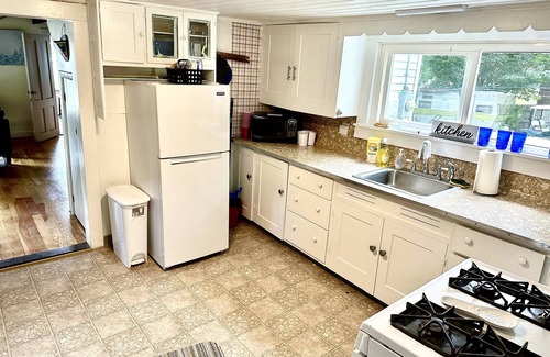 Bath Cottage | Lake Demmon Lodge-Beach,Boats,Fishing,FUN!