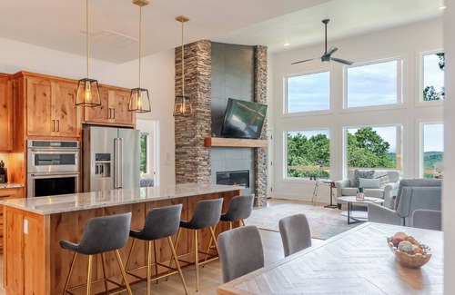 Lost Bridge Village House | Lake Dreams Hideaway - 10 acres - Stunning views