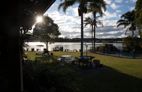 Burrill Lake Resort | Lake Edge Apartments