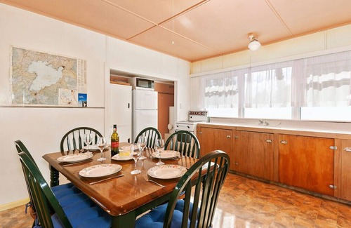 Waitahanui Cottage | Lake Edge Cottage - Waitahanui Holiday Home