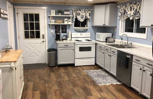 Grafton House | Lake Escape - Private Getaway near Tygart Lake State Park
