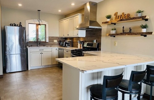 Amherstburg House | LAKE Escape Retreat - Onsite Beach Dock Waterfront Boat Ramp